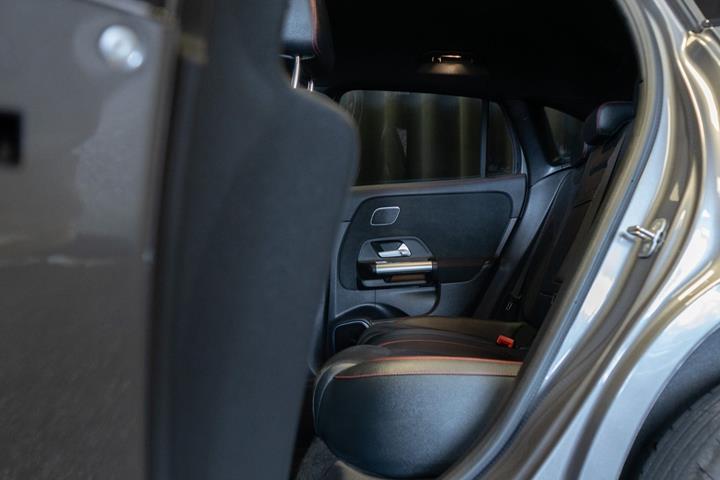 Grå Mercedes EQA250 fra 2024