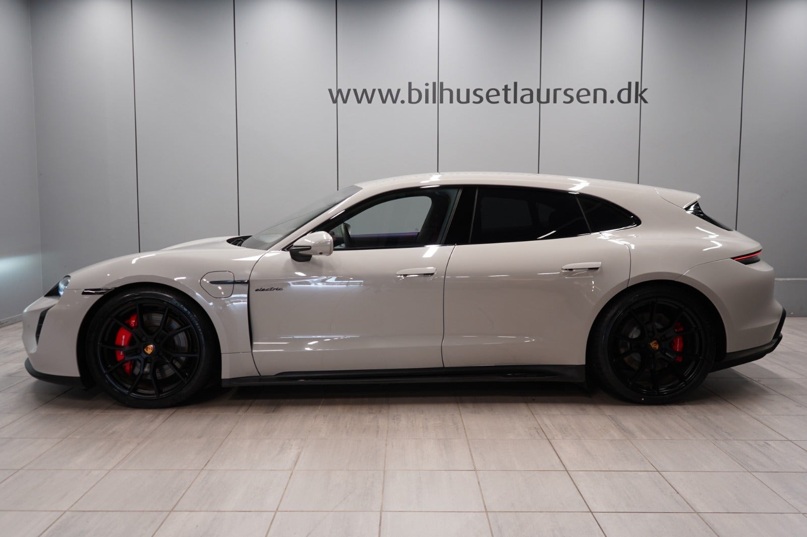 Beige Porsche Taycan GTS fra 2023