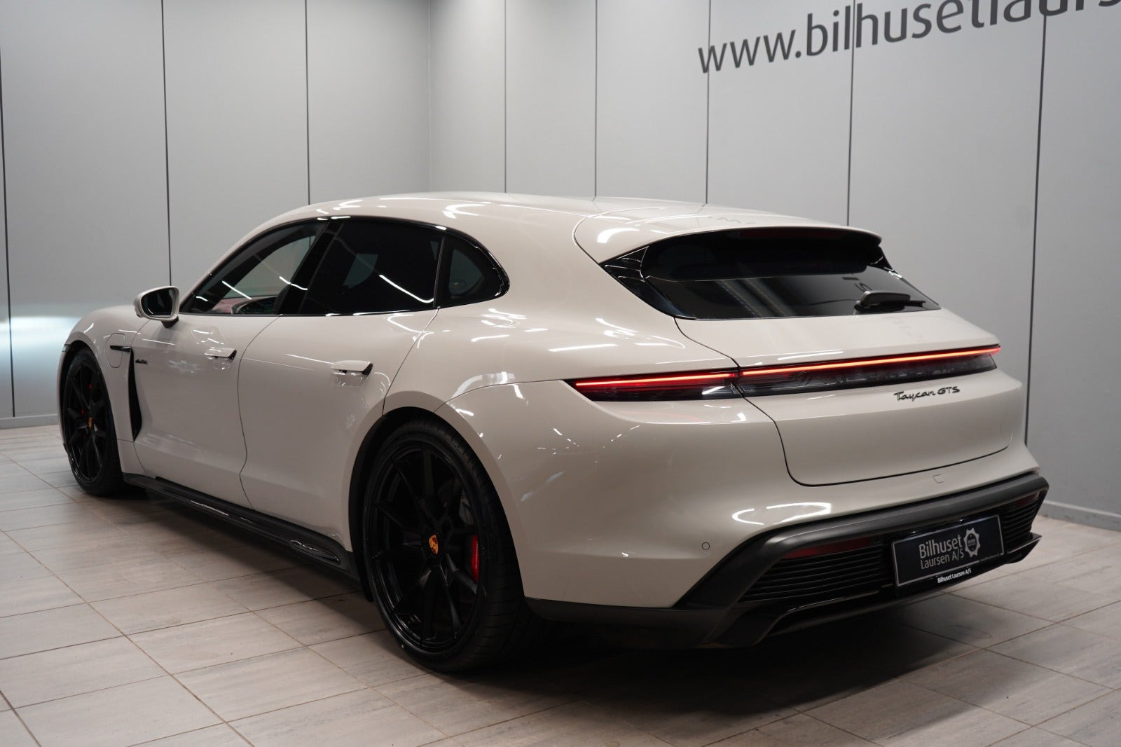 Beige Porsche Taycan GTS fra 2023