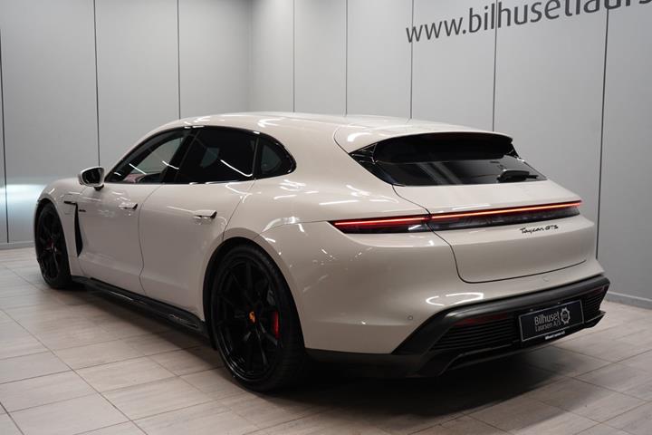 Beige Porsche Taycan GTS fra 2023