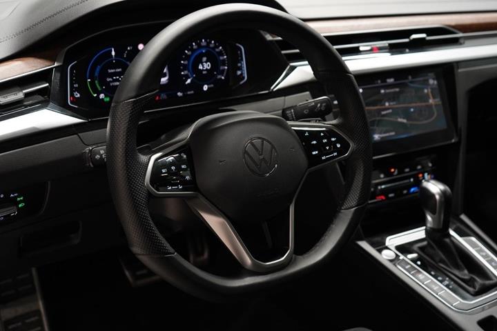 Sølv VW Arteon fra 2021