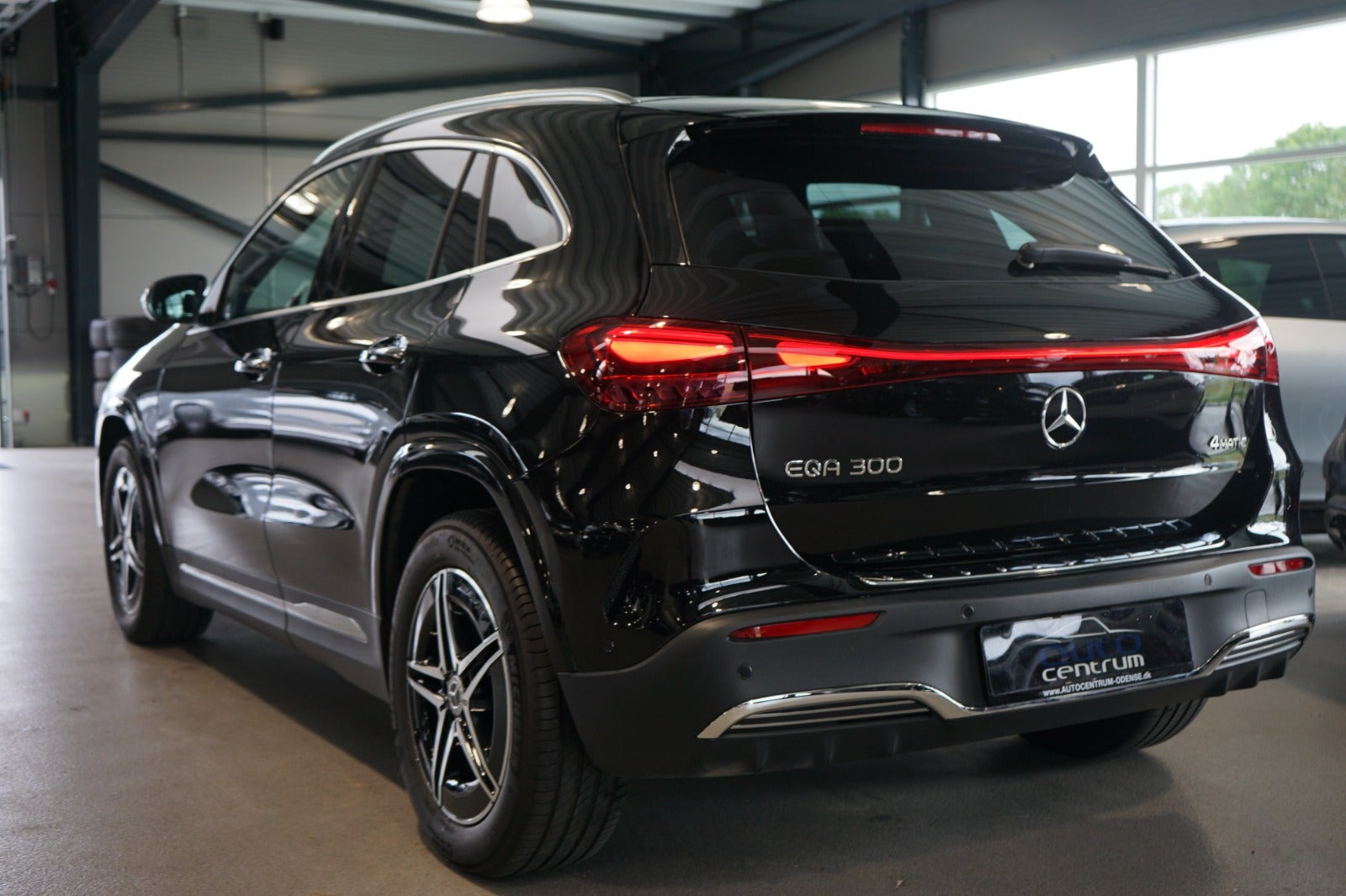 Grå Mercedes EQA300 fra 2025