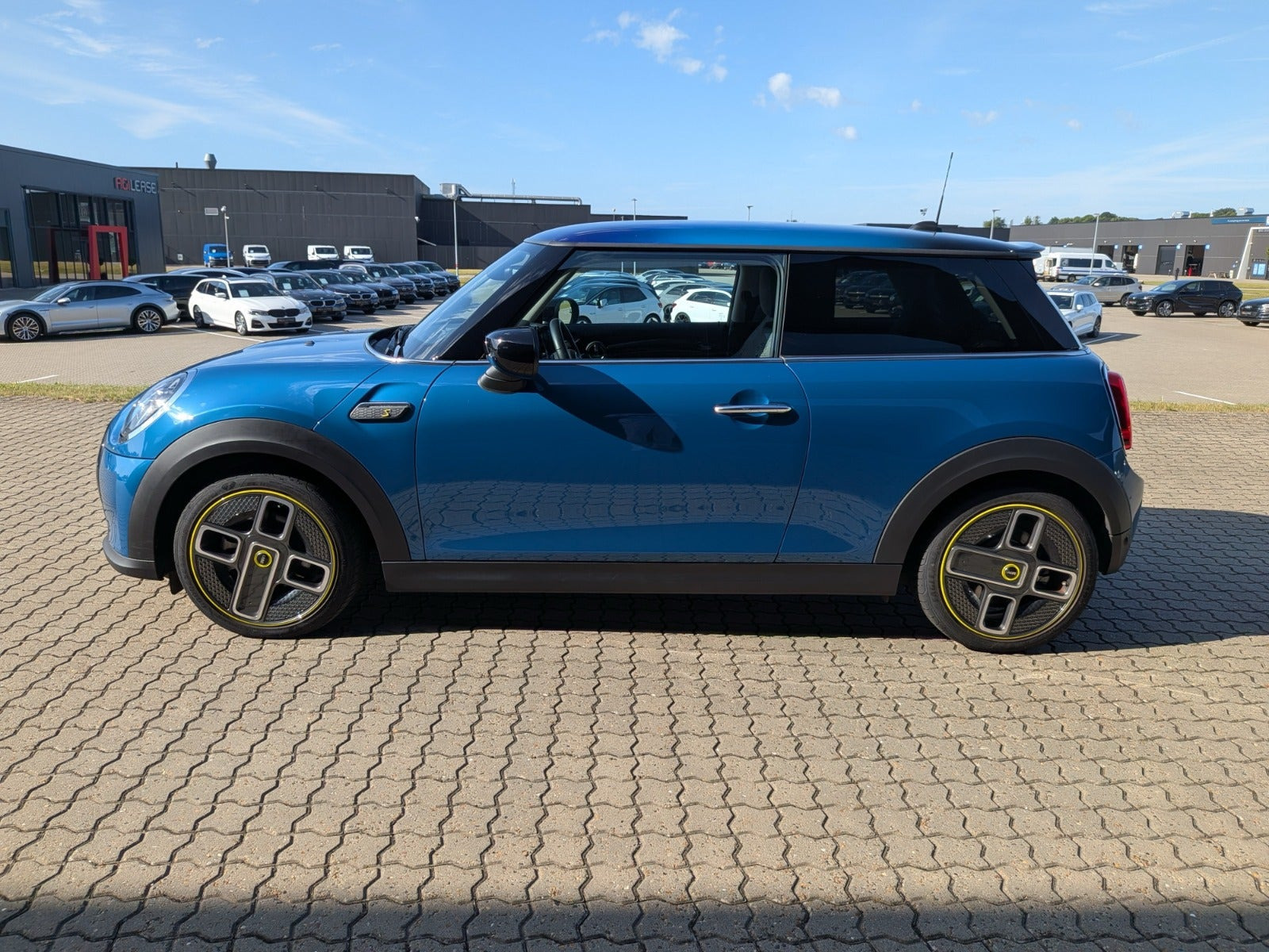 Blå Mini Cooper SE fra 2023
