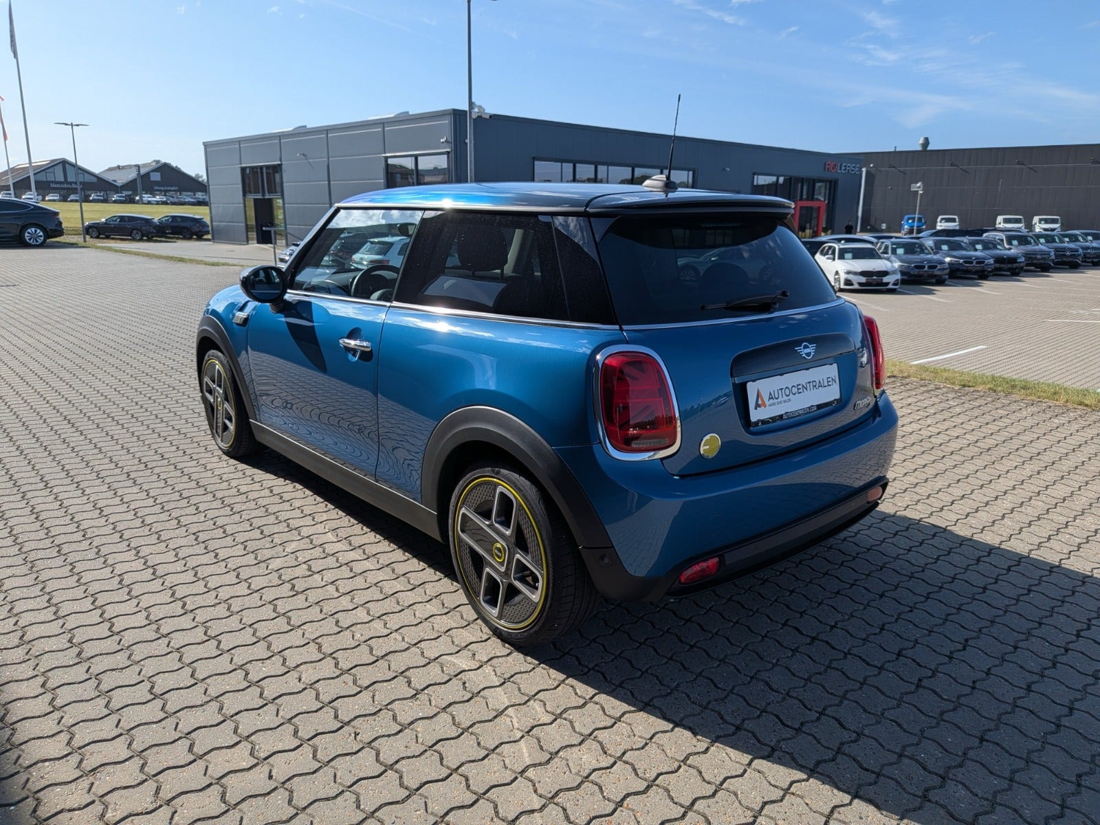 Blå Mini Cooper SE fra 2023