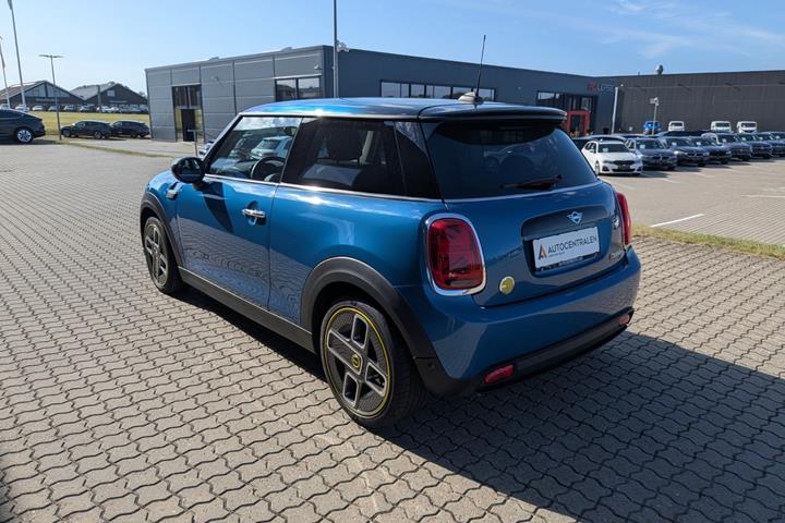 Blå Mini Cooper SE fra 2023