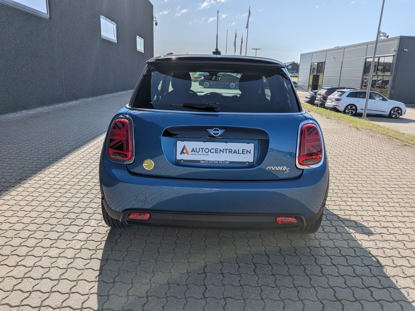 Blå Mini Cooper SE fra 2023
