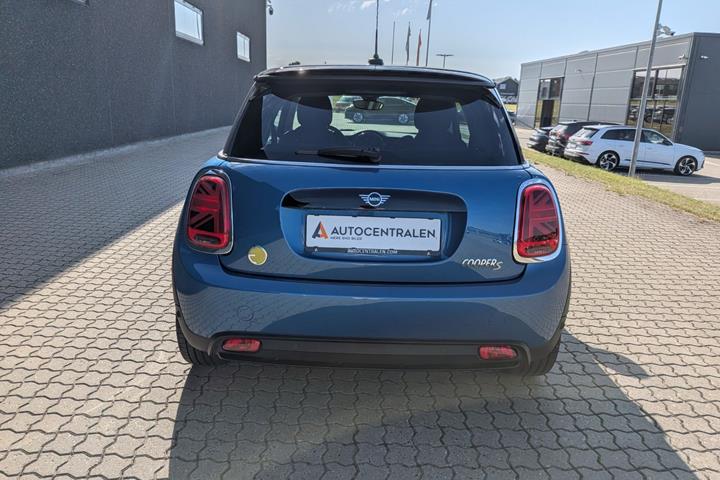 Blå Mini Cooper SE fra 2023
