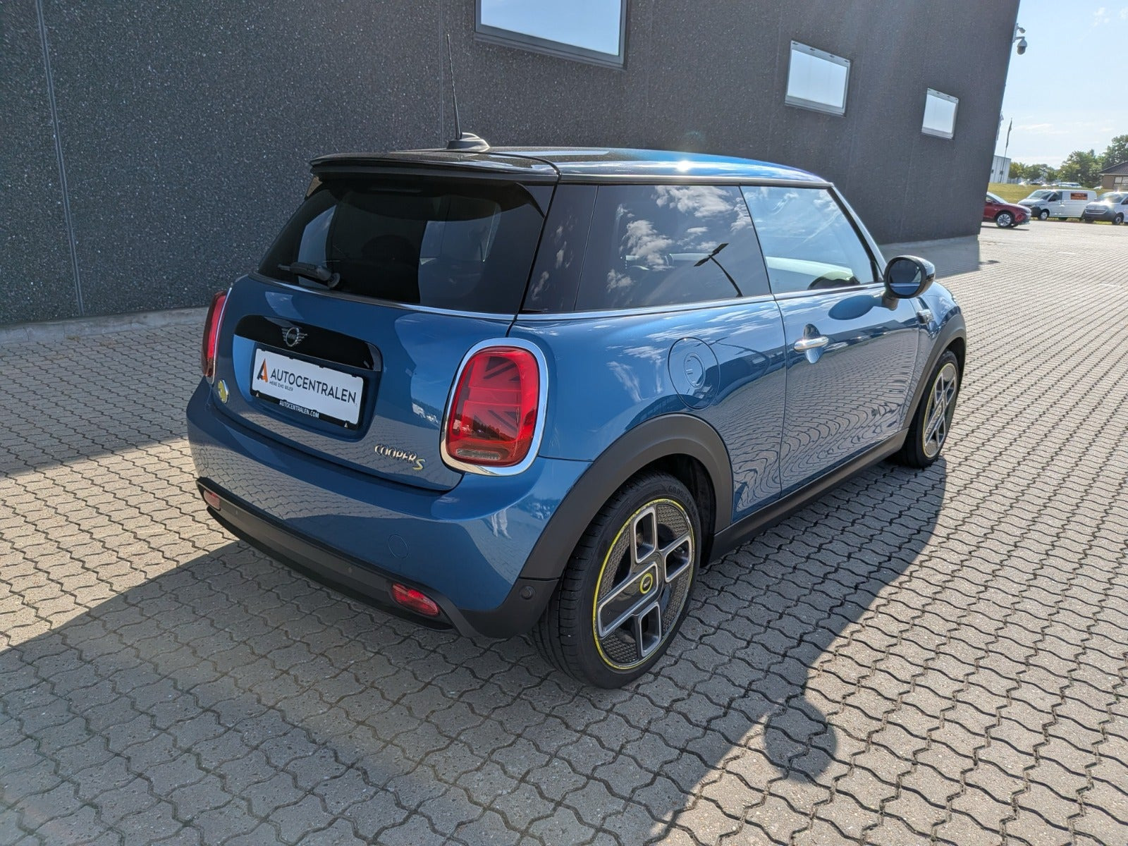 Blå Mini Cooper SE fra 2023