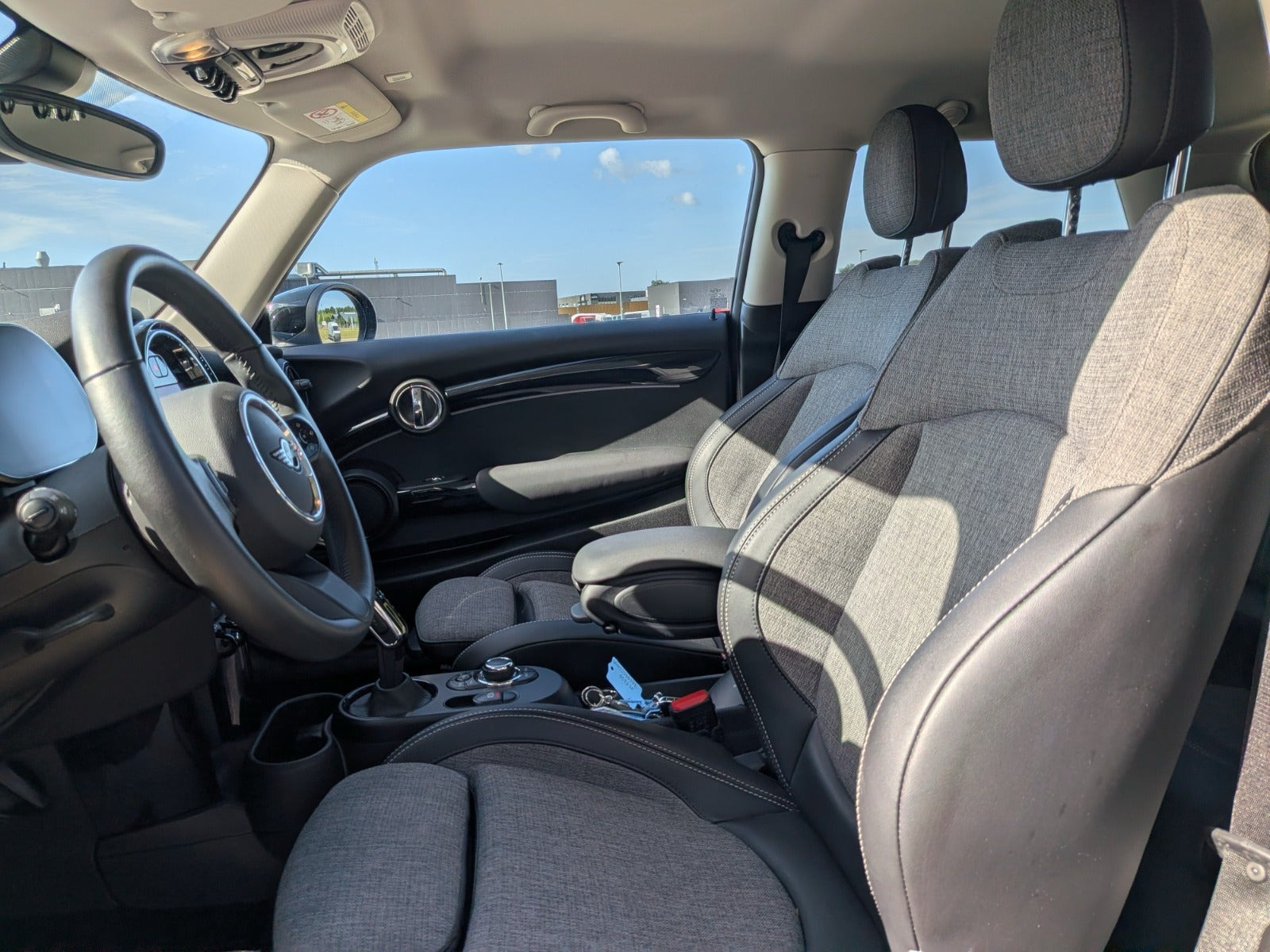 Blå Mini Cooper SE fra 2023