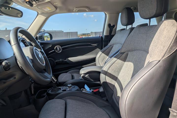 Blå Mini Cooper SE fra 2023