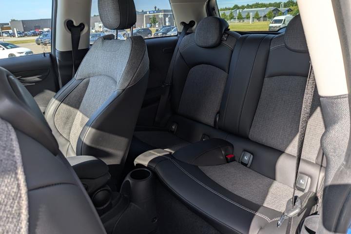 Blå Mini Cooper SE fra 2023