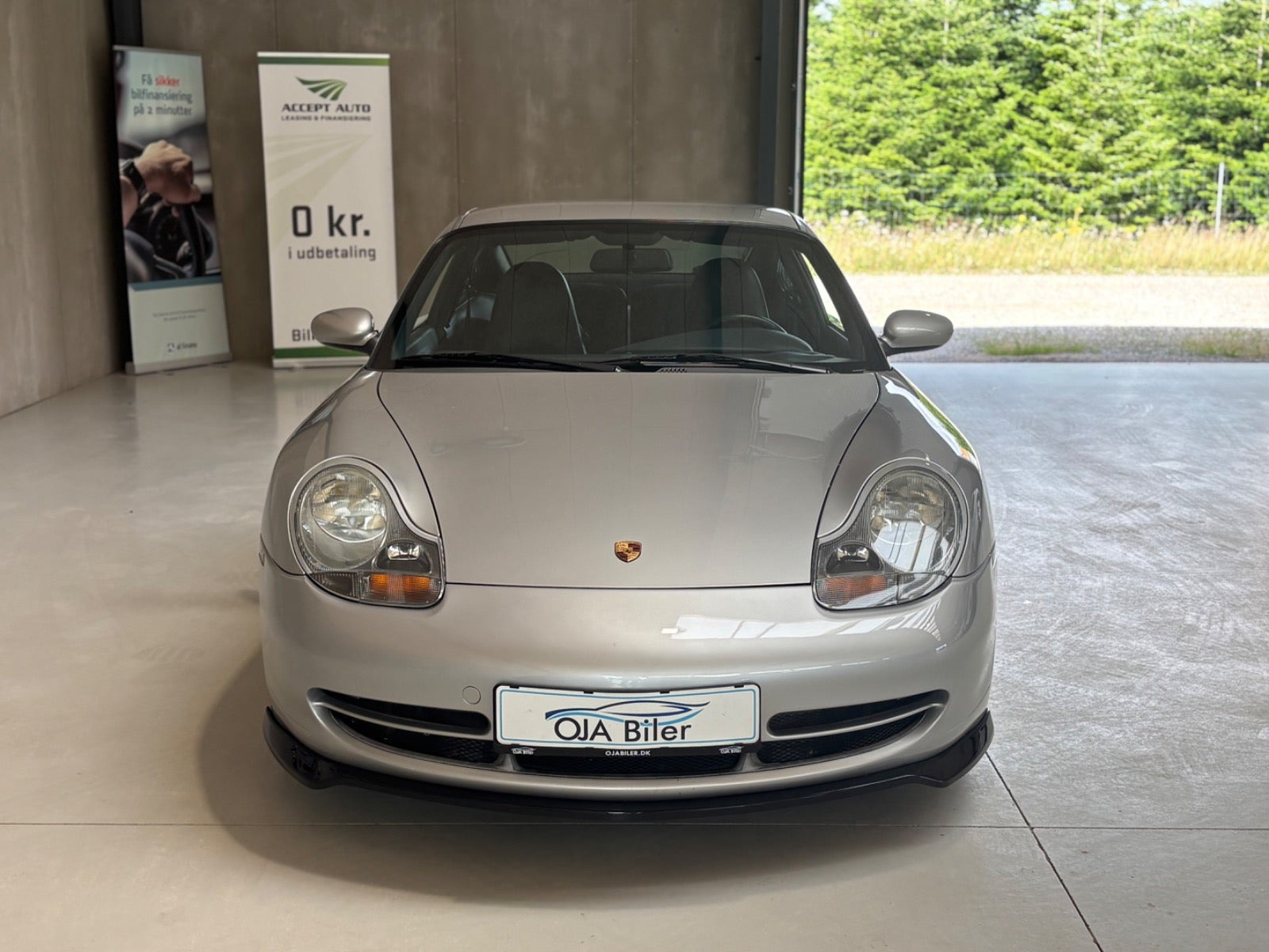 Sølv Porsche 911 Carrera fra 1999
