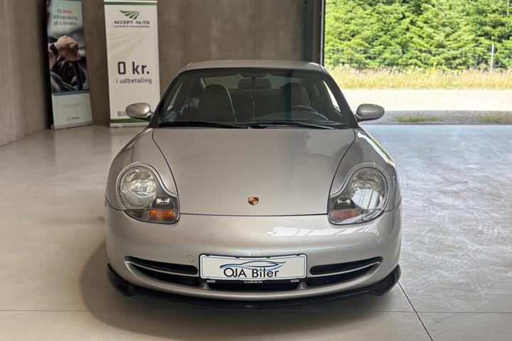 Sølv Porsche 911 Carrera fra 1999