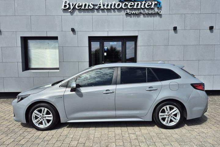 Grå Toyota Corolla fra 2021