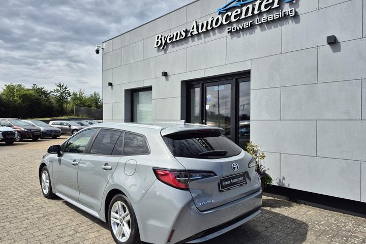 Grå Toyota Corolla fra 2021