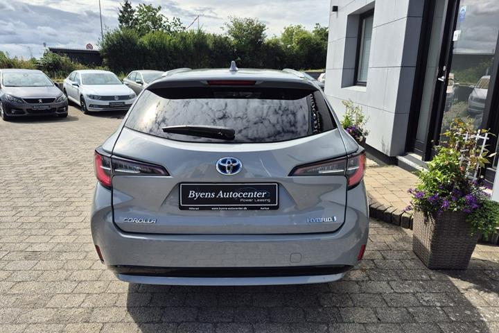 Grå Toyota Corolla fra 2021