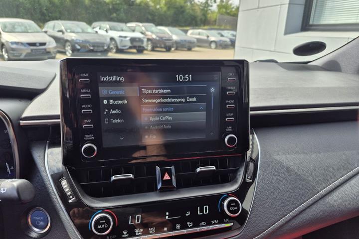 Grå Toyota Corolla fra 2021
