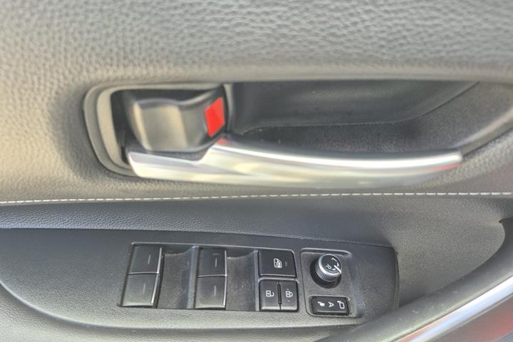 Grå Toyota Corolla fra 2021