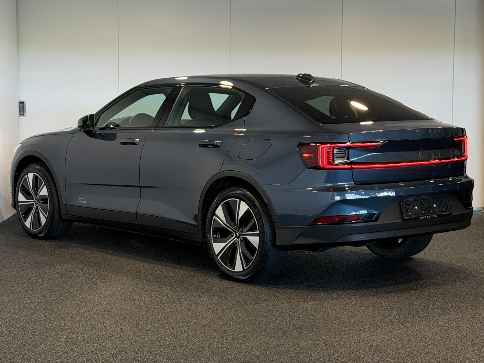 Blå Polestar 2 fra 2024