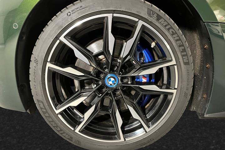 Grøn BMW i4 fra 2024