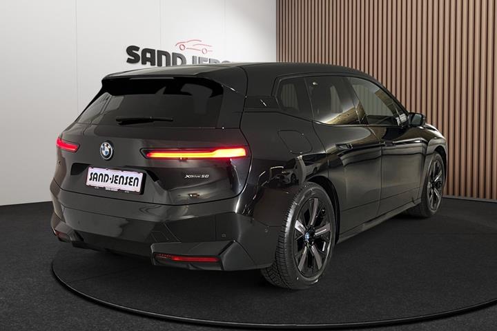 Sort BMW iX fra 2025