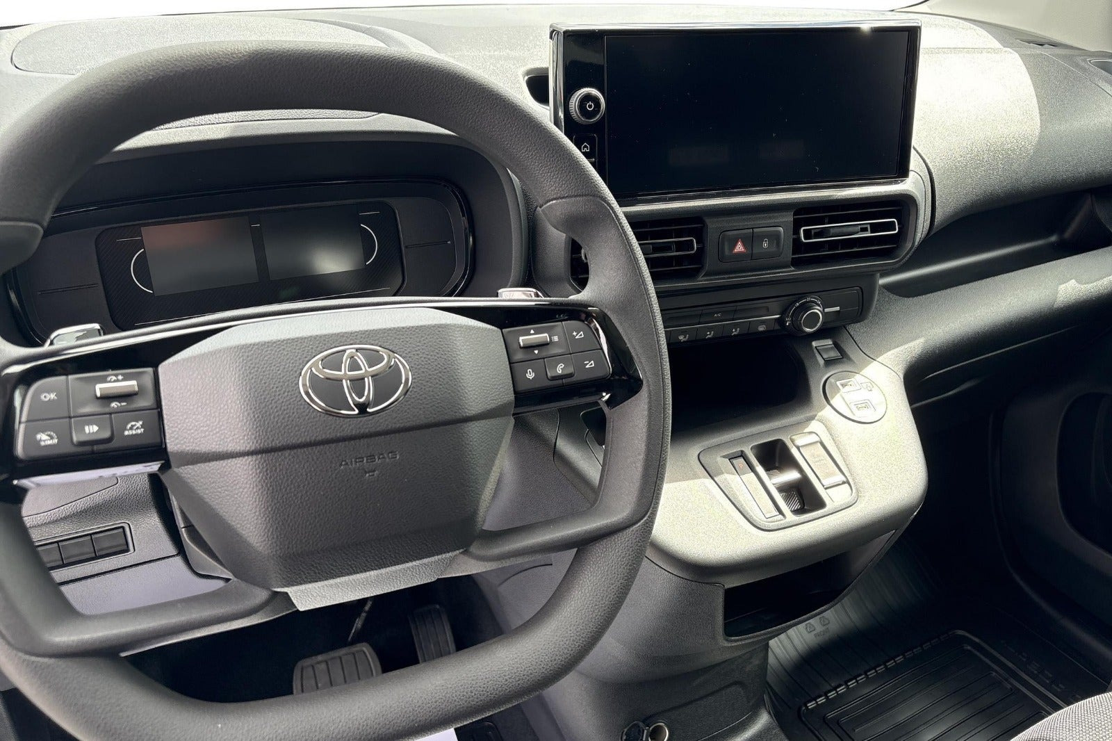 Hvid Toyota ProAce City fra 2026