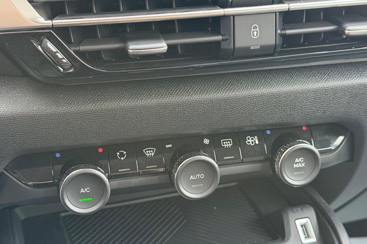 Grå Citroën ë-C4 X fra 2024