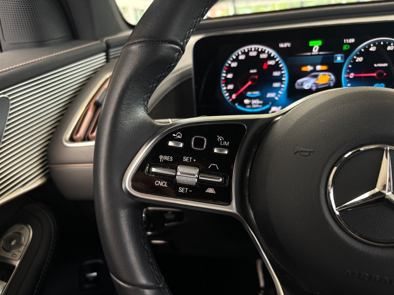 Grå Mercedes EQC400 fra 2023