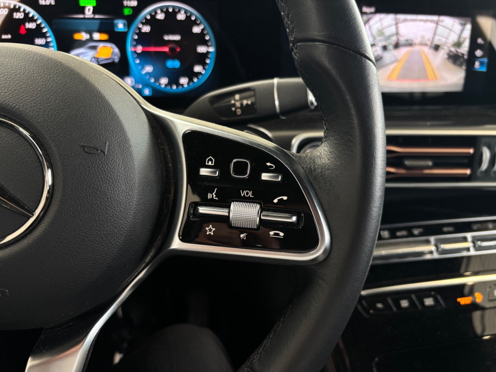 Grå Mercedes EQC400 fra 2023