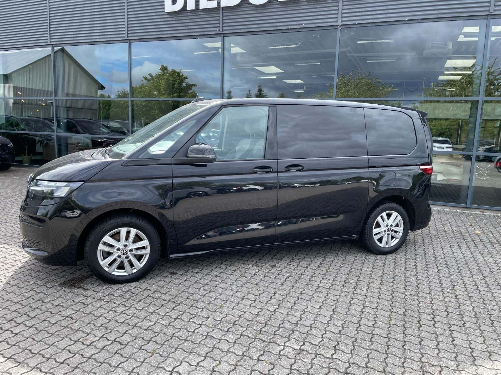 Sort VW Multivan fra 2023