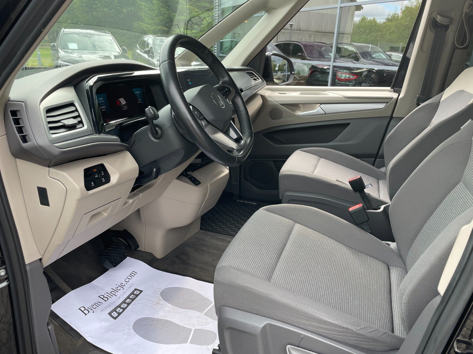 Sort VW Multivan fra 2023
