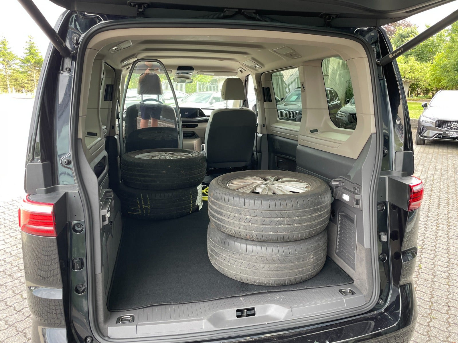 Sort VW Multivan fra 2023