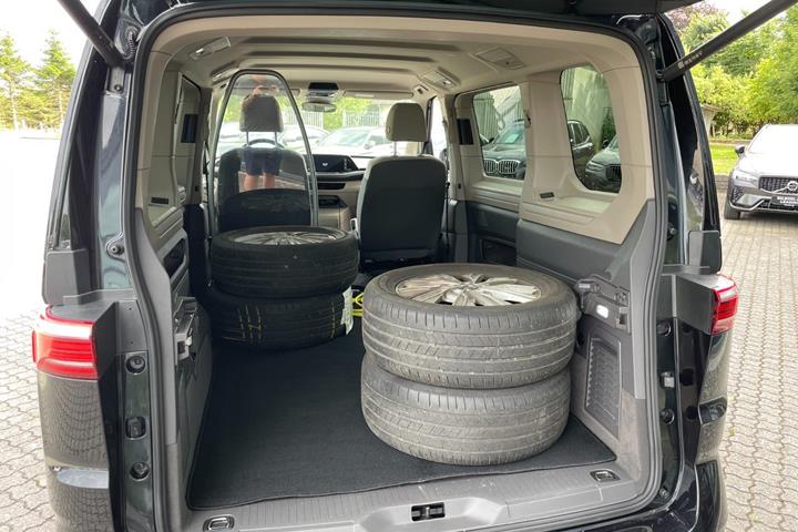 Sort VW Multivan fra 2023
