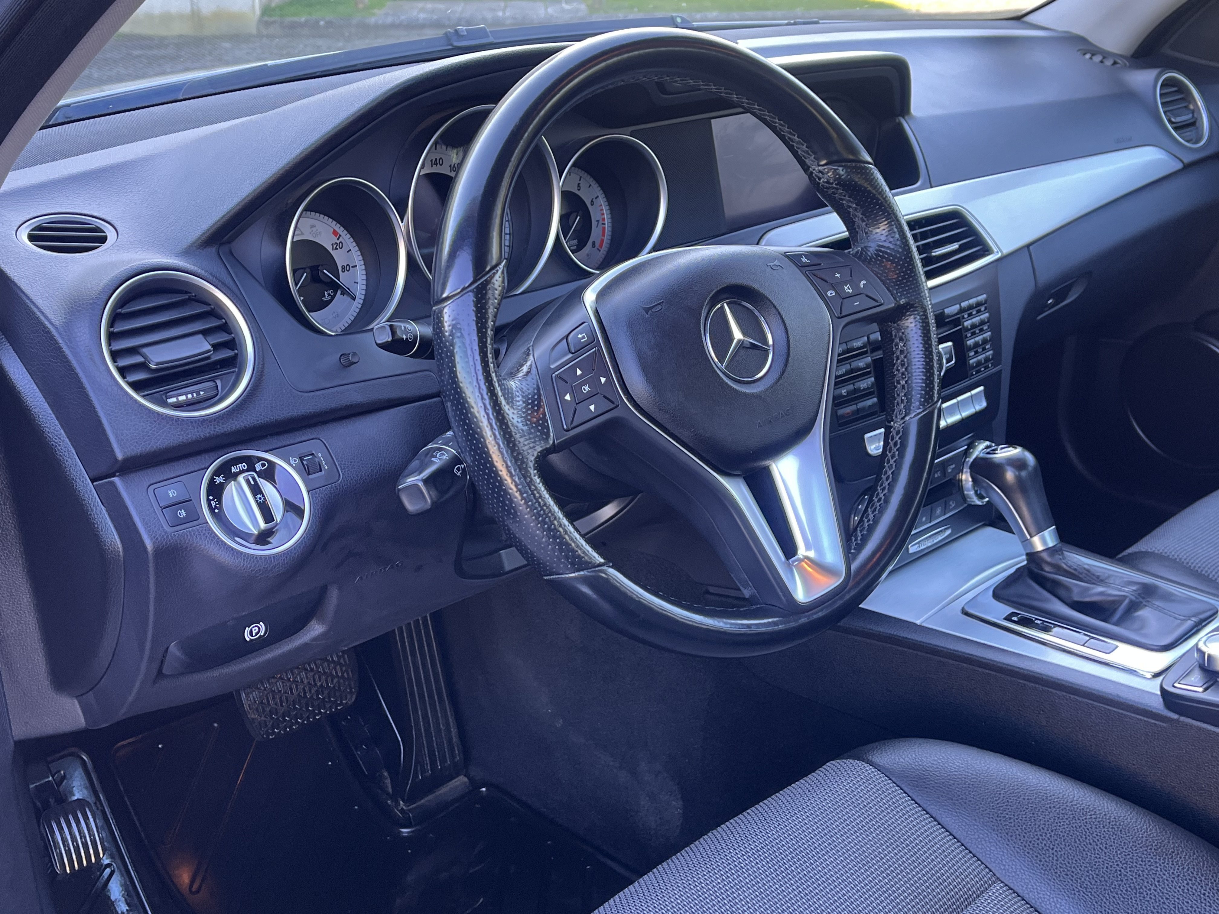 Grå Mercedes C180 fra 2011