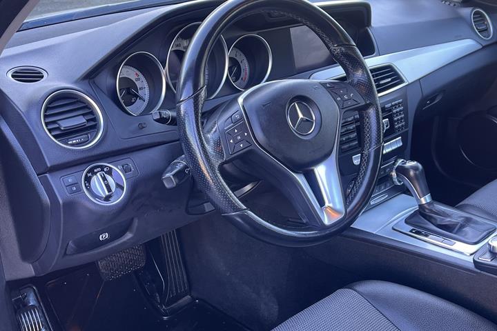 Grå Mercedes C180 fra 2011