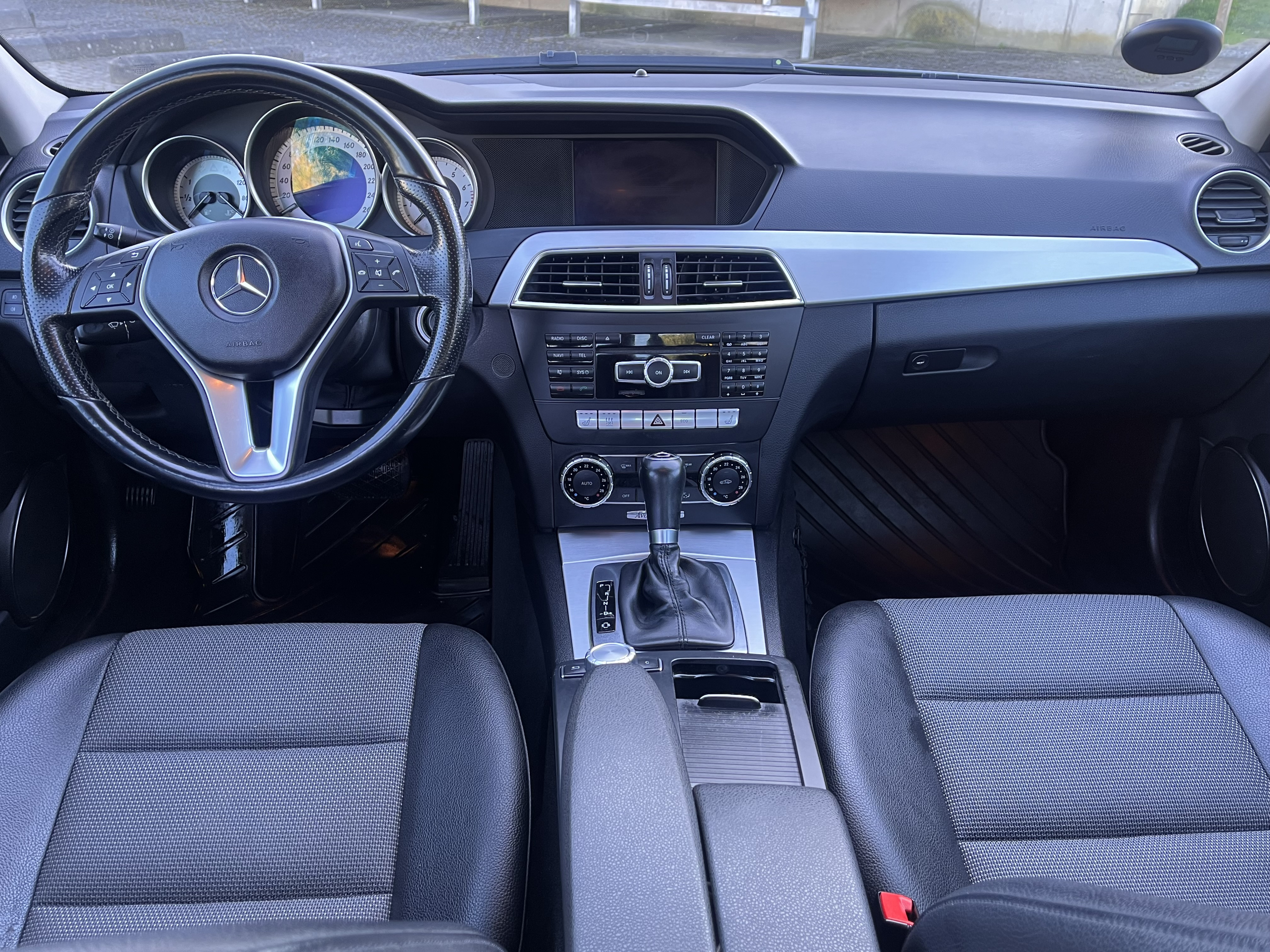 Grå Mercedes C180 fra 2011