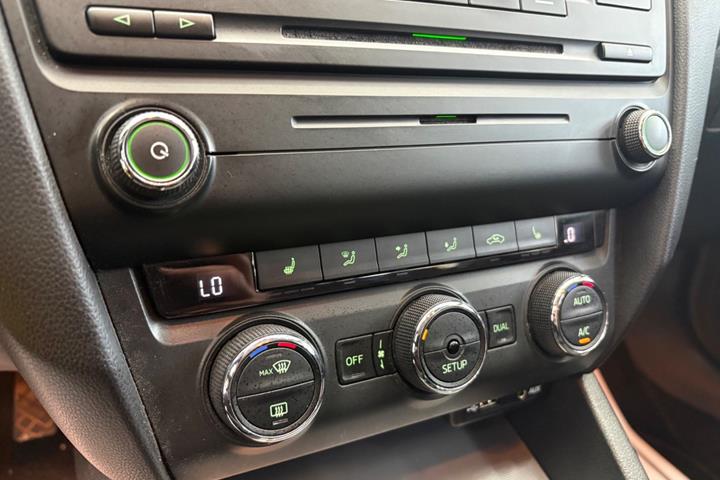 Grøn Skoda Octavia fra 2014