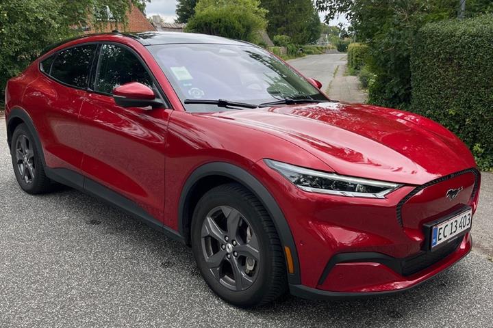 Rød Ford Mustang Mach-E fra 2023
