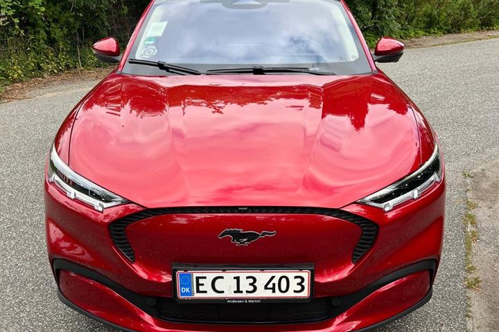 Rød Ford Mustang Mach-E fra 2023