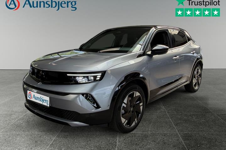 Sølv Opel Mokka-e fra 2025 set udefra