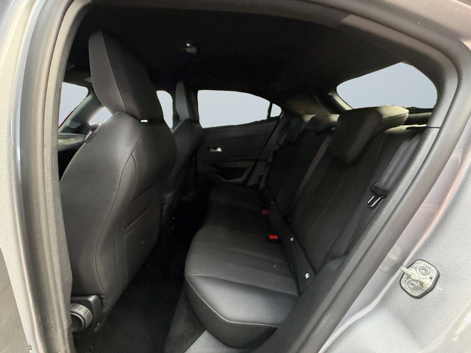 Sølv Opel Mokka-e fra 2025
