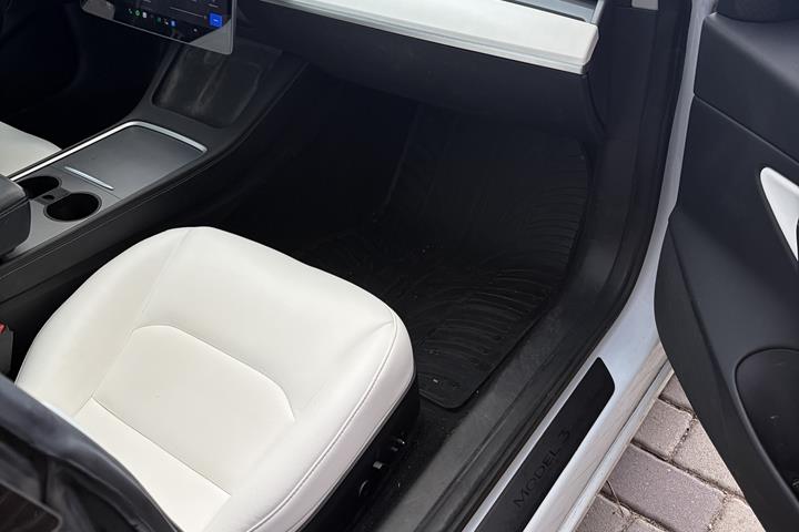 Hvid Tesla Model 3 fra 2020