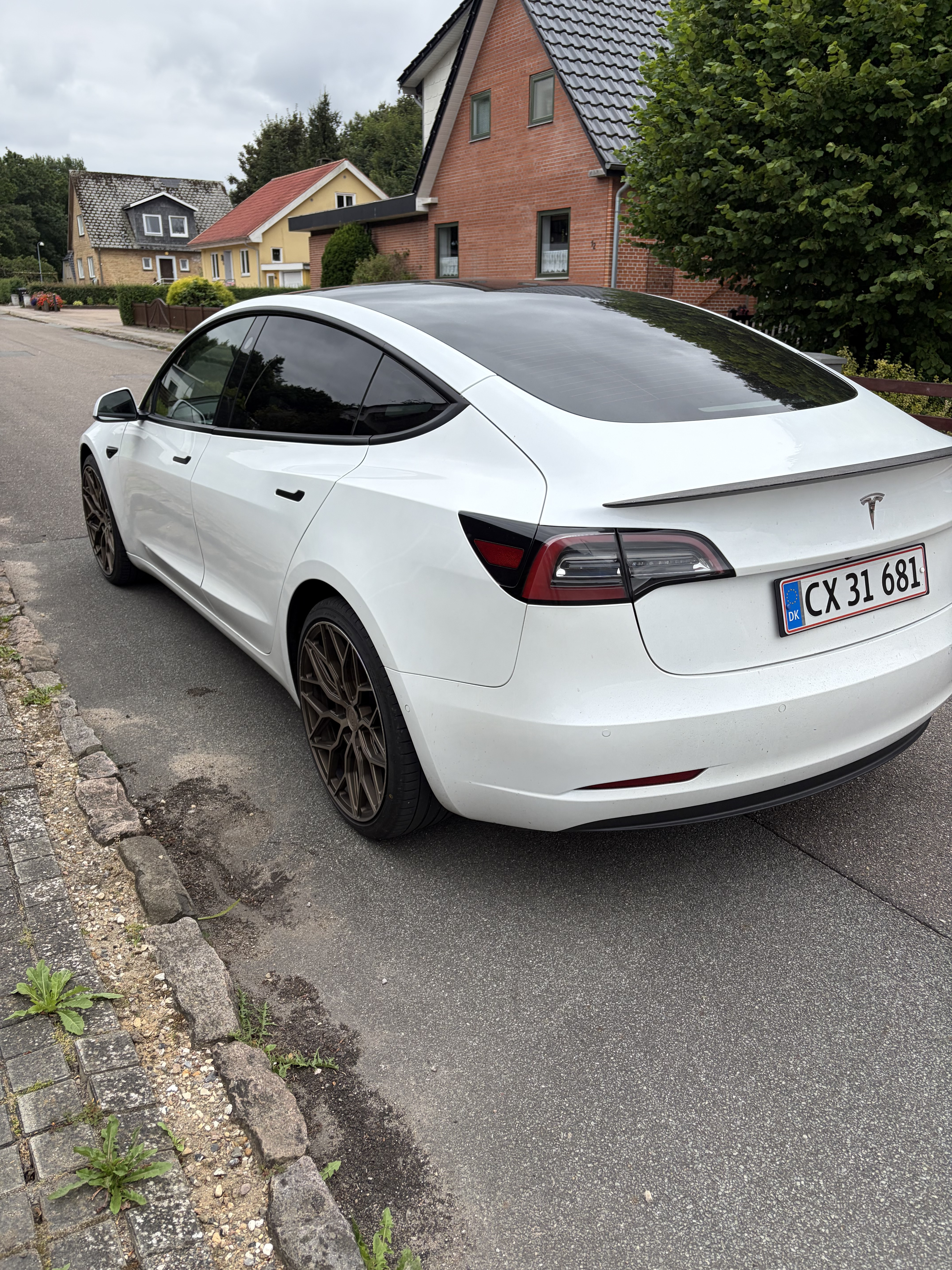 Hvid Tesla Model 3 fra 2020
