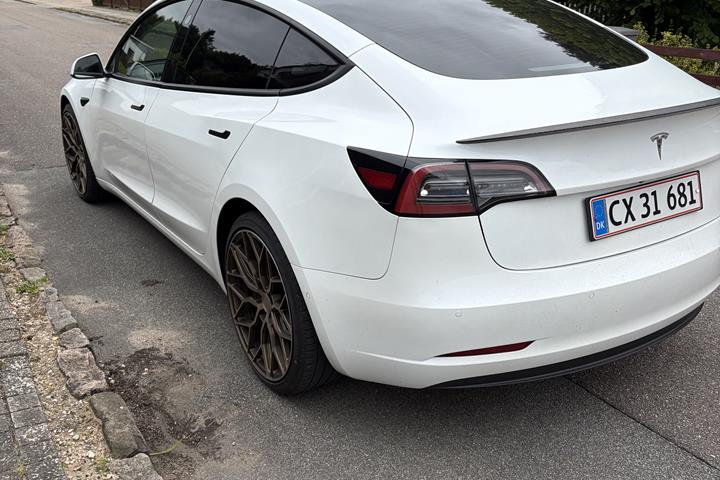 Hvid Tesla Model 3 fra 2020