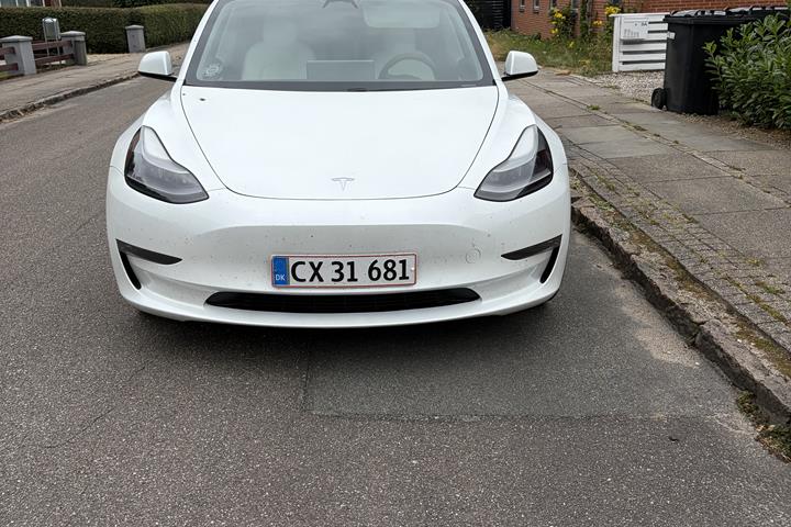 Hvid Tesla Model 3 fra 2020