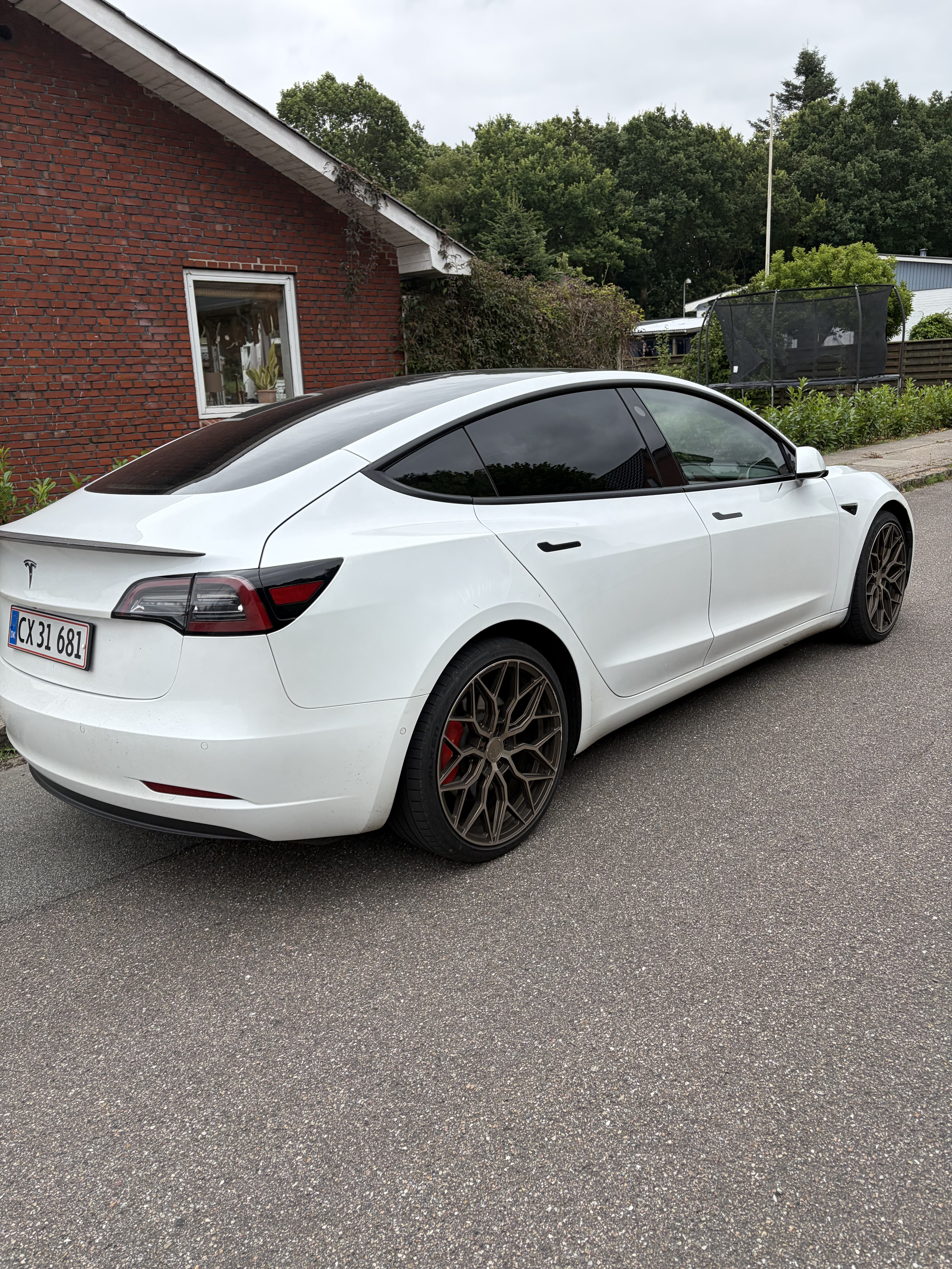 Hvid Tesla Model 3 fra 2020