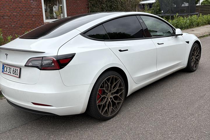 Hvid Tesla Model 3 fra 2020