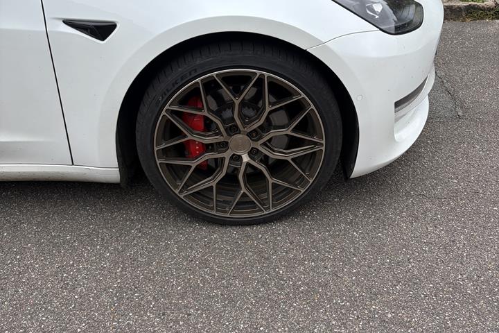 Hvid Tesla Model 3 fra 2020