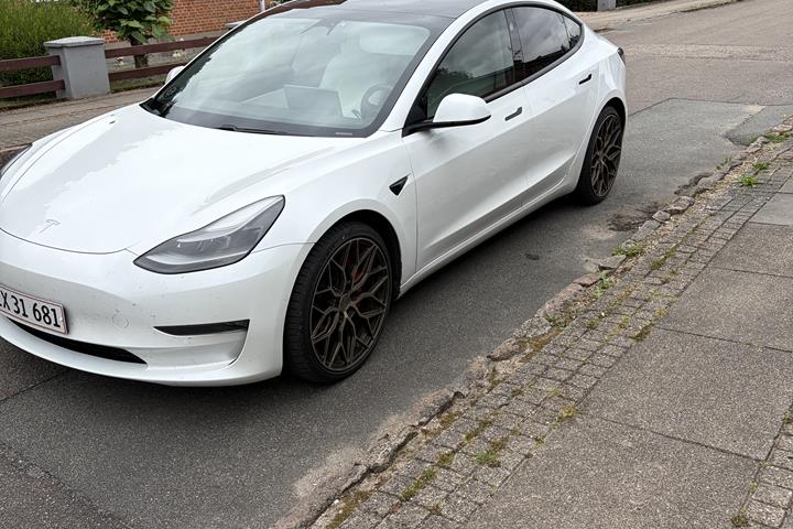 Hvid Tesla Model 3 fra 2020