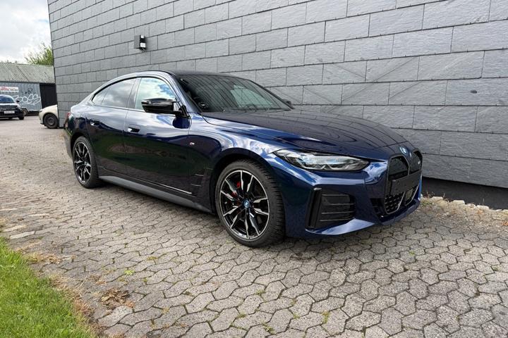 Blå BMW i4 fra 2023